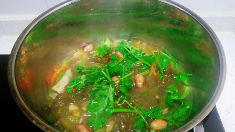 酸菜炖粉条,关火，搅拌均匀