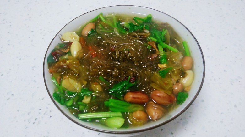 酸菜炖粉条,盛入碗里。
