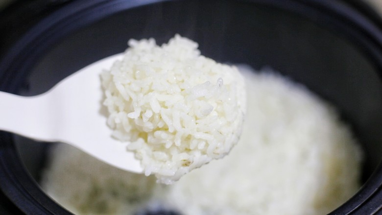 红烧豆腐盖饭,这时大米饭煮好了。用这款锅煮出来的米饭粒粒分明,口感新鲜,保留原有营养,好吃还不用担心长胖。盛一碗放入盘中。