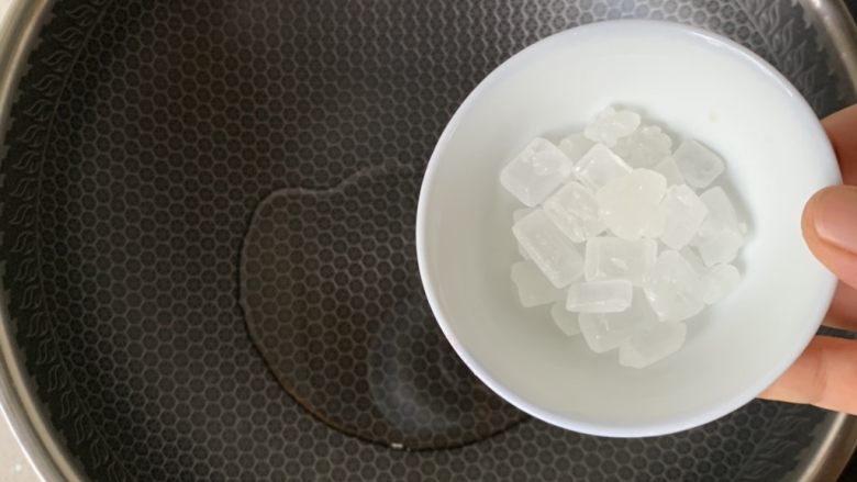番茄炖牛腩,冷油下<a style='color:red;display:inline-block;' href='/shicai/ 866'>冰糖</a>,中火炒一下糖色(棕红色)