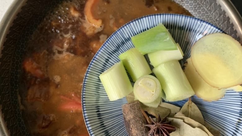 番茄炖牛腩,下香料,加少许盐、糖调味