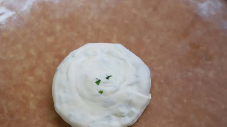 香酥葱油饼,用手掌心把面团压扁,用力不要太猛,如果卷面剂子的时候不小心会卷入很多空气,用力猛压就会把饼皮胀破。