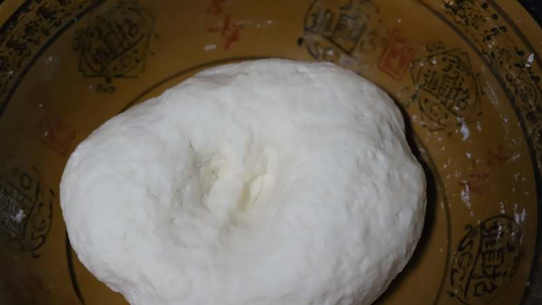 香酥葱油饼,用手将面絮揉成均匀的面团,面团摸起来要十分柔软,不能硬,摸起来有点像耳垂的柔软度,盖上保鲜膜至少醒面半小时,或者放入冰箱冷藏过夜。