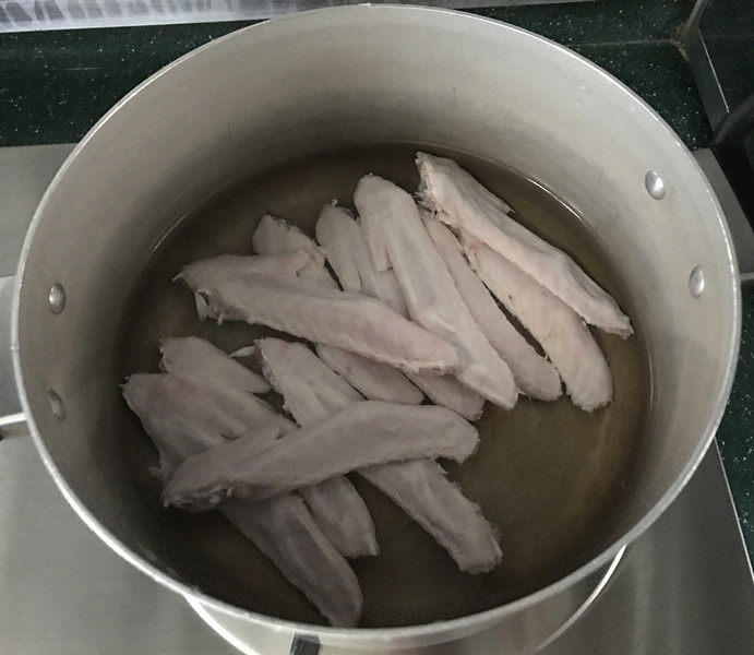 山药木耳鸭翅汤,然后放入冷水中大火煮沸,撇去浮沫,捞出鸭翅再冲洗干净