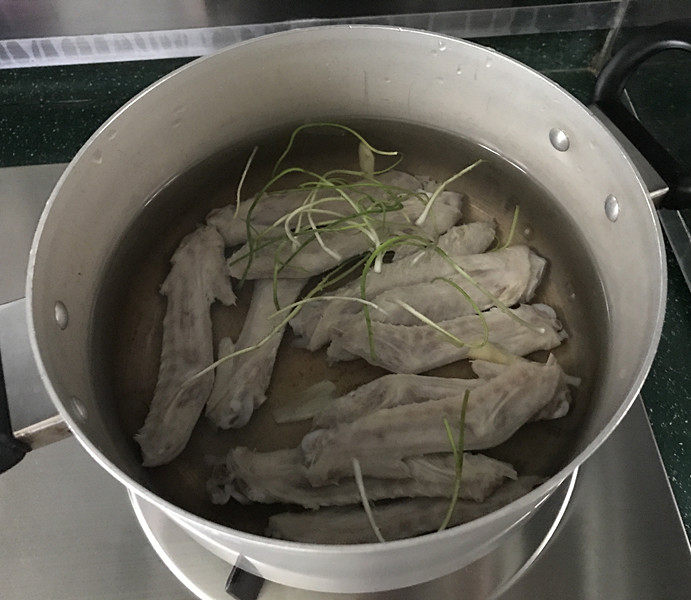 山药木耳鸭翅汤,把处理好的鸭翅,与葱姜一起重新放入冷水锅中,加盖大火
