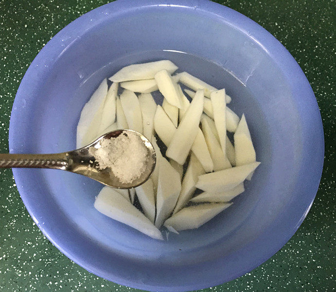 山药木耳鸭翅汤,再切成滚刀块放清水盆中,加少许食盐浸泡不会氧化发黑
