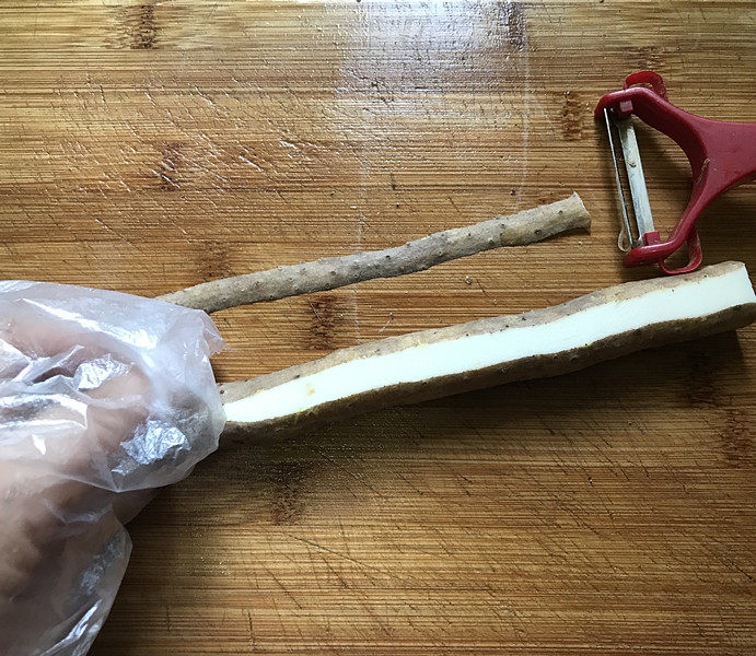 山药木耳鸭翅汤,接着戴上手套刮去山药外皮,山药表面含有黏液接触到皮肤会刺痒,大家操作的时候一定要手套