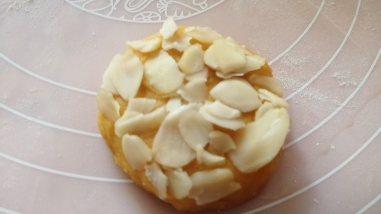 松软香甜的红薯米粉杏仁饼,营养倍棒!,撒上一些杏仁片,用手压一下,防止杏仁片掉落;