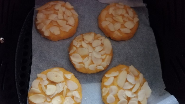 松软香甜的红薯米粉杏仁饼,营养倍棒!,饼全部做好后,放入铺好油纸的空气炸锅内;