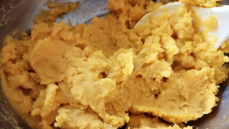 松软香甜的红薯米粉杏仁饼,营养倍棒!,用勺子将红薯压成泥;
