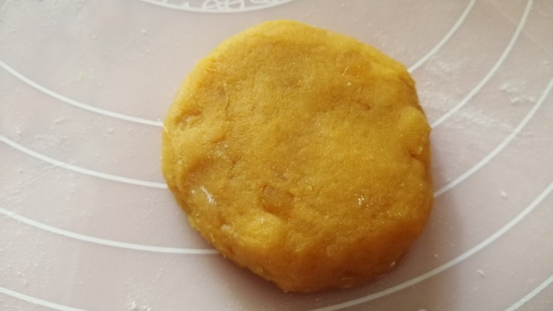 松软香甜的红薯米粉杏仁饼,营养倍棒!,轻压一下成圆饼;