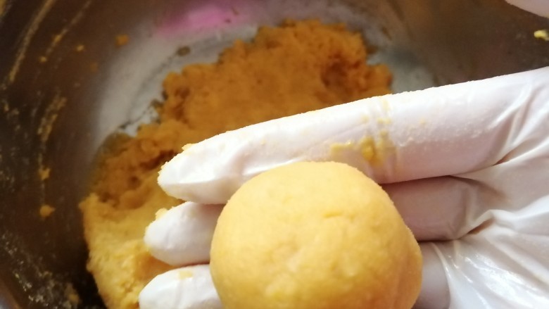 松软香甜的红薯米粉杏仁饼,营养倍棒!,戴上干净的手套开始搓丸子,大小随自己喜欢;