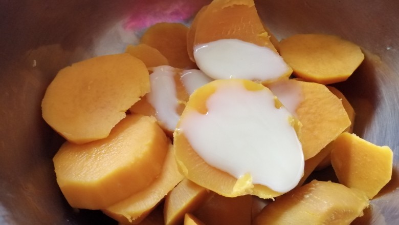 松软香甜的红薯米粉杏仁饼,营养倍棒!,加入1小勺炼奶;