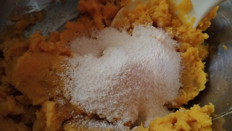 松软香甜的红薯米粉杏仁饼,营养倍棒!,再加入2勺的麦米粉,混合均匀;