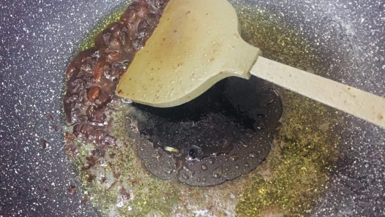 牛肉炸酱面,油温稍微降下去(等2分钟)加入豆瓣酱