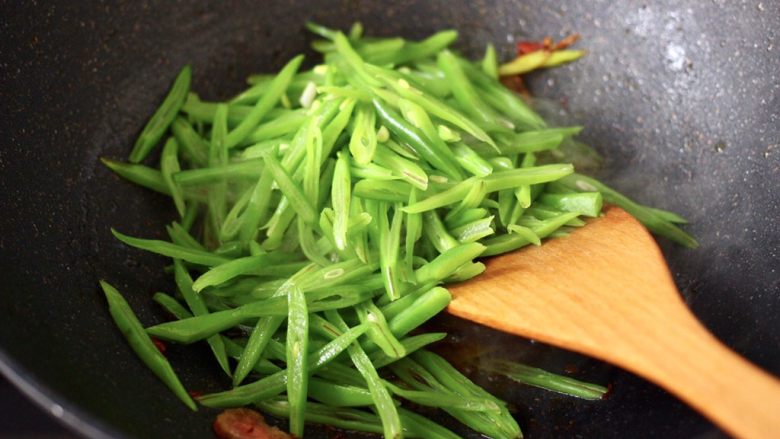 香肠辣爆芸豆丝,这个时候加入焯过水的芸豆丝。