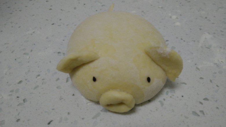 南瓜小🐷红糖、糯米、红豆包,收口朝下,整理成椭圆形,加上耳朵、尾部和嘴巴,粘上眼镜