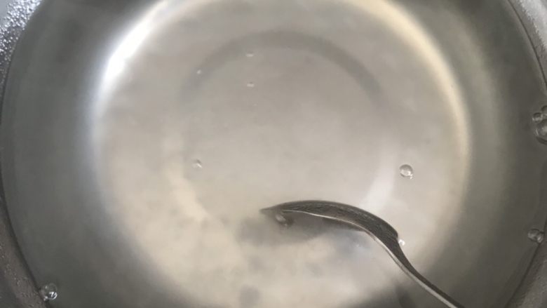 坚果红糖冰粉,不停的搅拌,在搅拌的后期感觉到有一定的阻力,冰粉就已经凝固中。