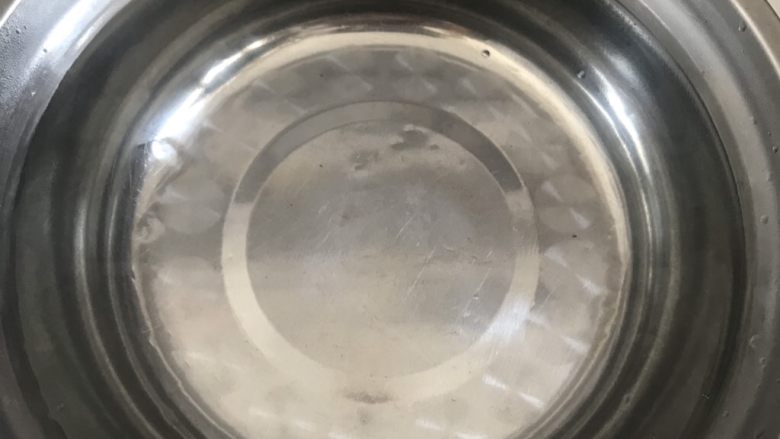 坚果红糖冰粉,找一个大容器,把冰粉粉倒入烧好的开水里溶化。
