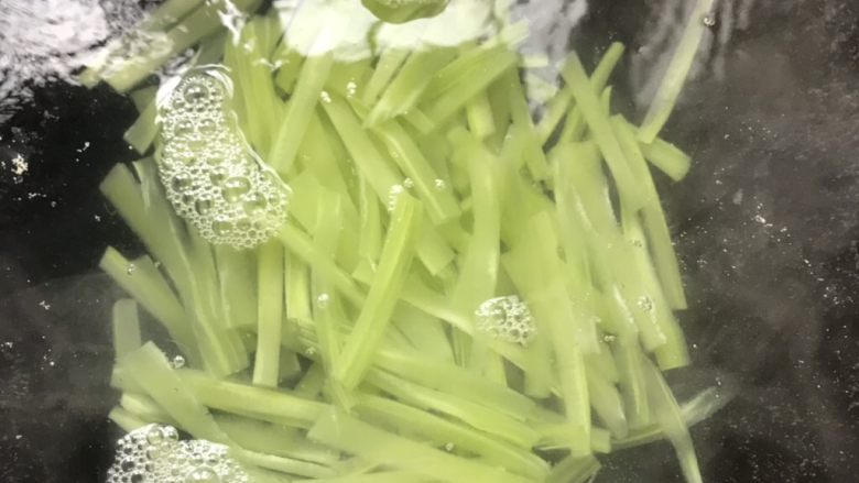 豆豉鲮鱼拌莴笋,烧一锅水,加一点盐,把莴笋放进来焯熟(注意不要煮太久,煮1-2分钟就好)