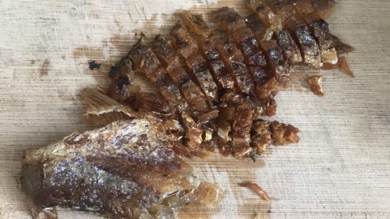 豆豉鲮鱼拌莴笋,拿一条豆豉鲮鱼出来,切成小丁。
