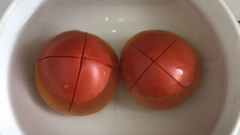 菌菇豆腐汤,<a style='color:red;display:inline-block;' href='/shicai/ 3551'>西红柿</a>切十字,用热水净泡10分钟。
