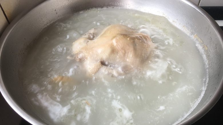 童子鸡鸡汤面,将童子鸡煲成浓汤。
喜欢浓汤就多煲些时间,我煲了2个小时。喜欢喝清淡些的汤就煲的时间短些。