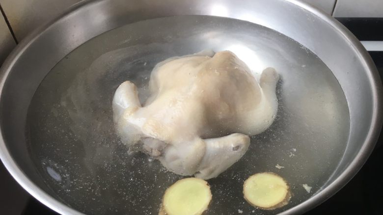 童子鸡鸡汤面,锅里放入开水,放入焯好水的童子鸡,放入2片姜。