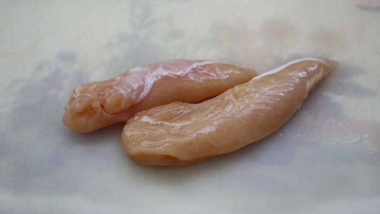 鸡蓉虾仁香菇粥,将小鸡胸肉清洗干净,切成碎末。