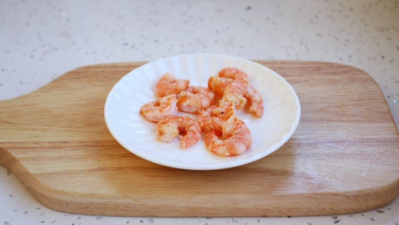 鸡蓉虾仁香菇粥,鲜虾去壳和虾线,用油炒熟,或者将鲜虾白灼后剥成虾仁。