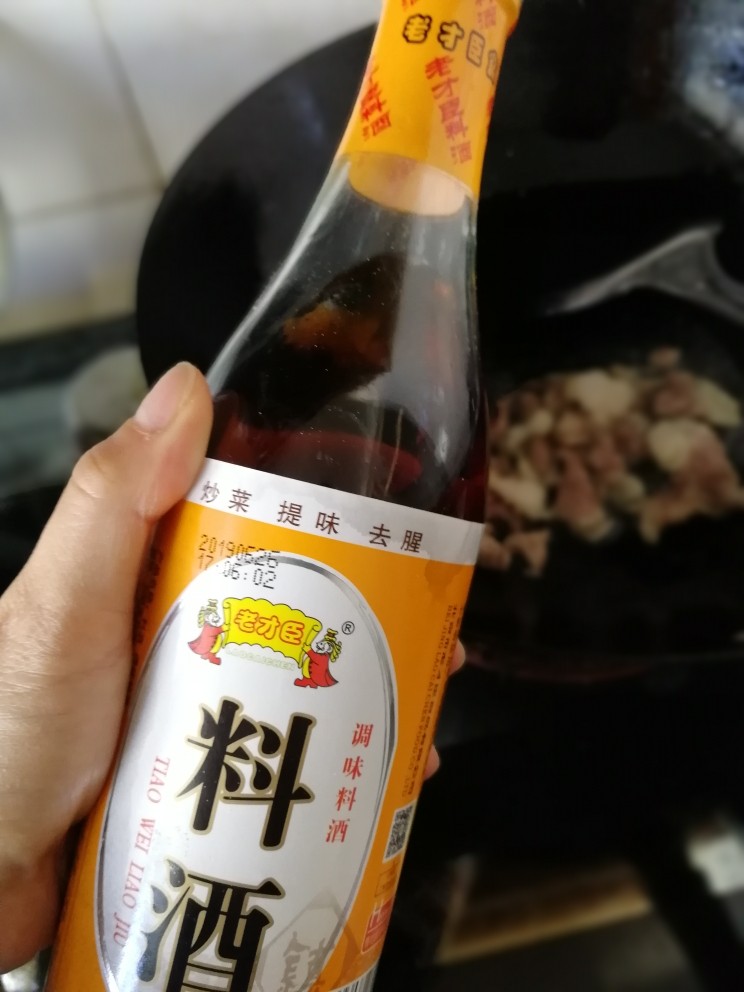 腐竹炒海带,加入适量<a style='color:red;display:inline-block;' href='/shicai/ 718'>料酒</a>去腥，烹出香味。