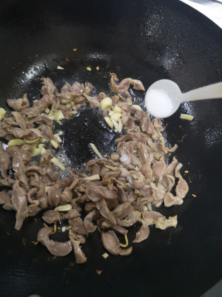 酸辣鸡胗,加入适量盐