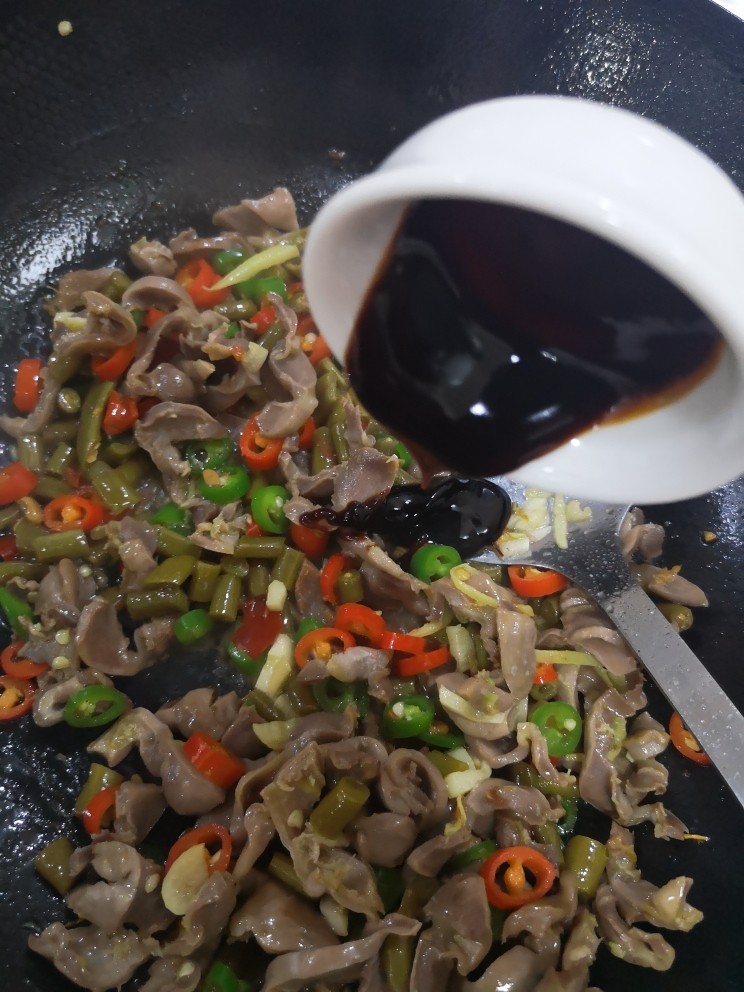 酸辣鸡胗,倒入耗油