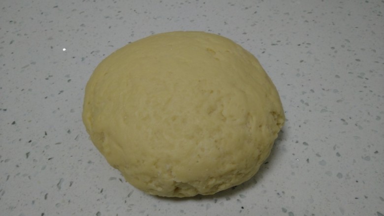 牛扎饼干,面粉中倒入鸡蛋液,搅拌成絮状,根据情况加入少许清水,活成光滑的面团,醒面30分钟