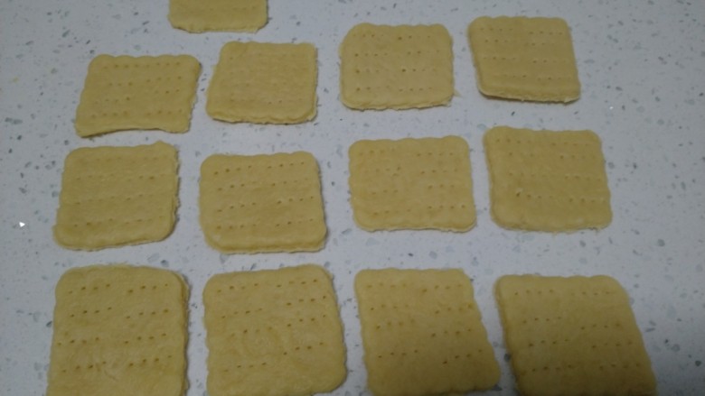 牛扎饼干,来个大一点的饼干,用叉子均匀插上眼