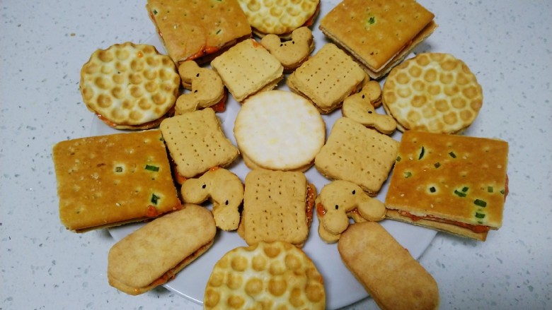 牛扎饼干,再取一块饼干压在上面,以此类推,全部做好