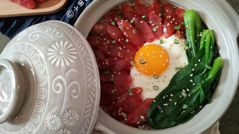 腊味煲仔饭,腊香肠片被煲出了丰腴醇厚的油脂,肥瘦恰宜,一点都不腻,入口后香味一直在喉咙里飘荡。