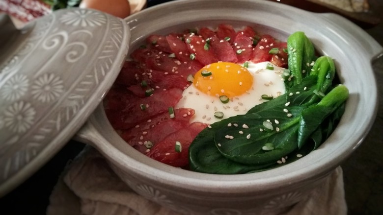 腊味煲仔饭,把半熟的荷包蛋蛋黄打破,混合了蛋液的米饭也充分吸收了酱汁的味道,真的好销魂!