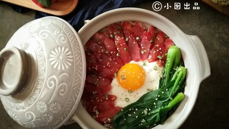 腊味煲仔饭,上桌啦！碗底的锅巴微焦，吃起来非常香脆。腊味的油汁渗透到饭中每一口都香味浓郁。