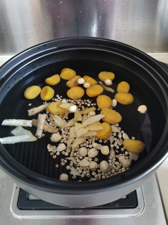 栗子薏仁猪肚汤(补肾暖胃),沙锅里放适量水,所有配料可以冷水就放进去。