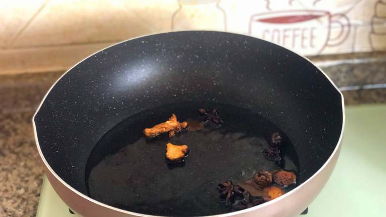 麻辣拌面,煮鸡胸的时间,来做一下辣椒油。倒入食用油,放入炖肉料(八角、香叶、白果、桂皮等等),小火熬出香味。