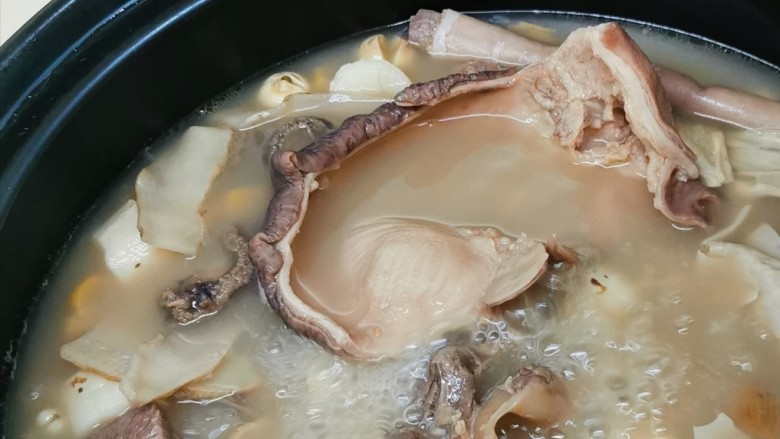 栗子薏仁猪肚汤(补肾暖胃),猪肚可以算是一道菜上桌,捞出切丝,沾酱油或者香油盐焗鸡粉凉拌。