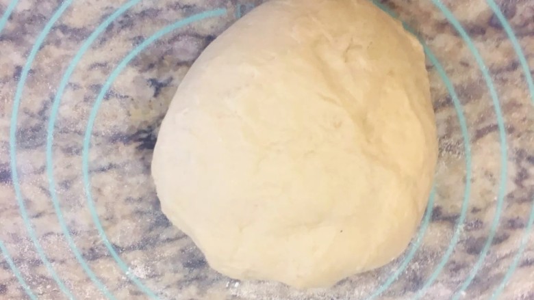 手撕面包,用保鲜膜包好,放冰箱冷冻20分钟