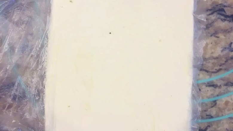 手撕面包,将包裹用黄油100g放入保鲜袋,擀成正方形,放冰箱冷藏