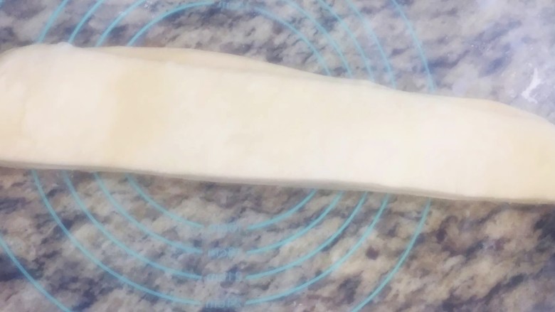手撕面包,叠在一起,切口一面对齐