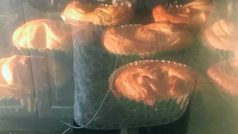 手撕面包,烤箱预热至180度,放入面包,烤30分钟左右