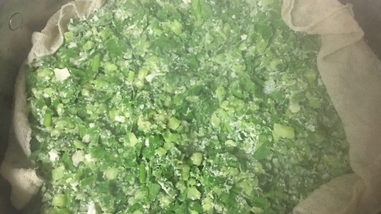 芹菜麦饭,上锅蒸15分钟。将切碎蒜用高温油泼，再加入适量的盐、花椒粉，加入麦饭搅拌。
