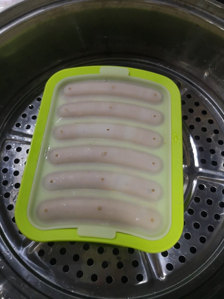 宝宝香肠,上锅蒸,大火烧开转中火半小时,水多放一点,因为是生肉,中间要是发现水少了再加麻烦