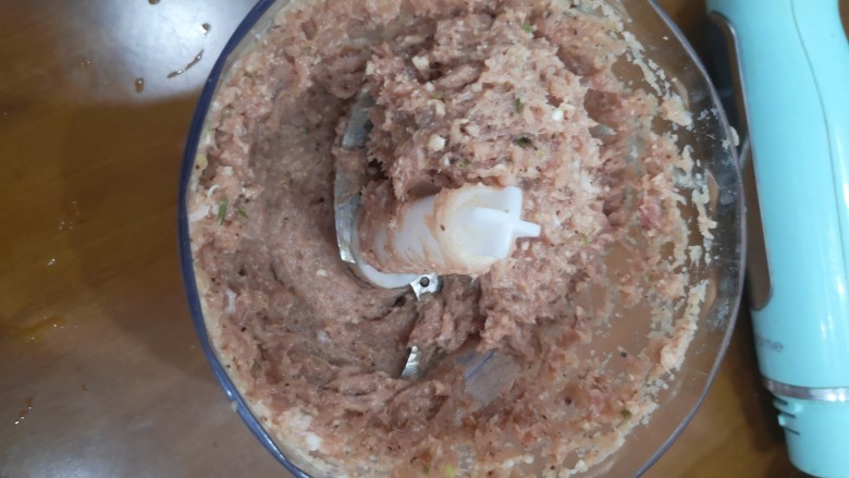 宝宝香肠,加入清水,绞肉机打肉泥成这形状,