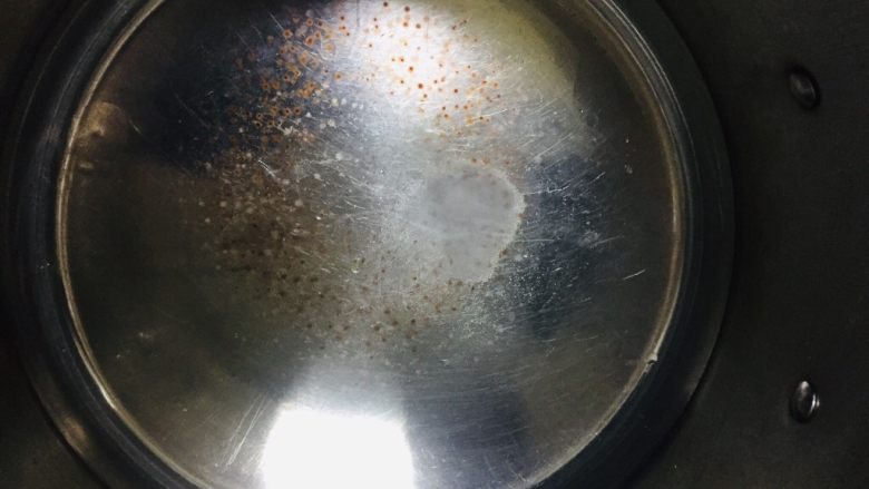 紫薯酿苦瓜,锅中加入清水,加入适量盐,少许食用油